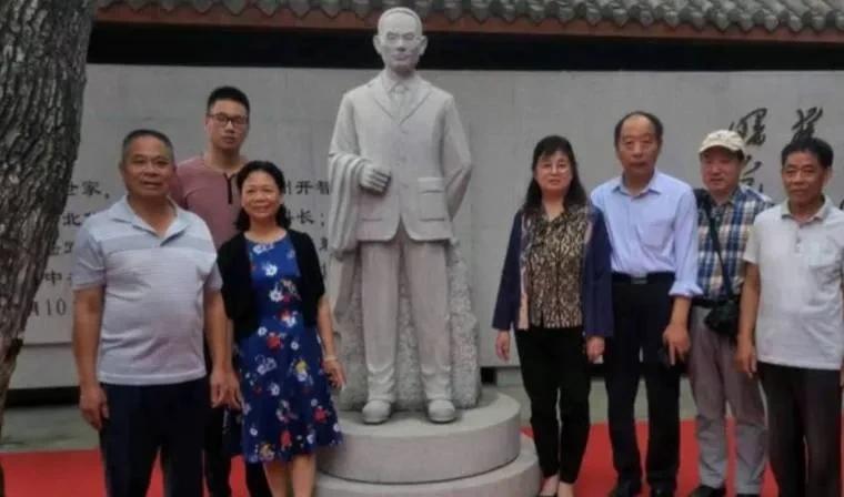 郑州大学有吴石奖学金。是吴石儿子吴韶成设立的。这份奖学金的背后，站着一位在隐