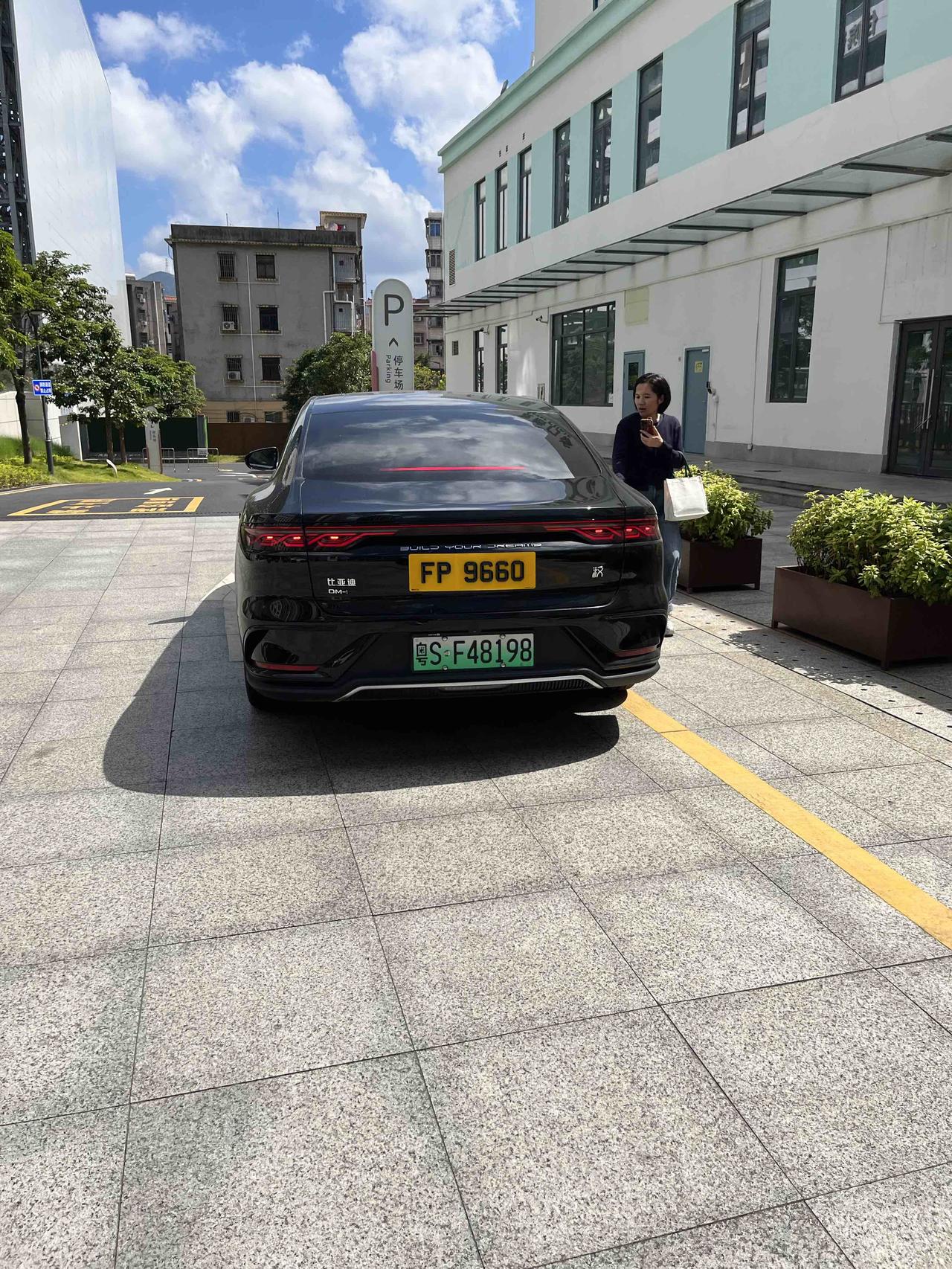 这车牌感觉像是香港的，认真看好像又不是，感觉车牌比车还贵。