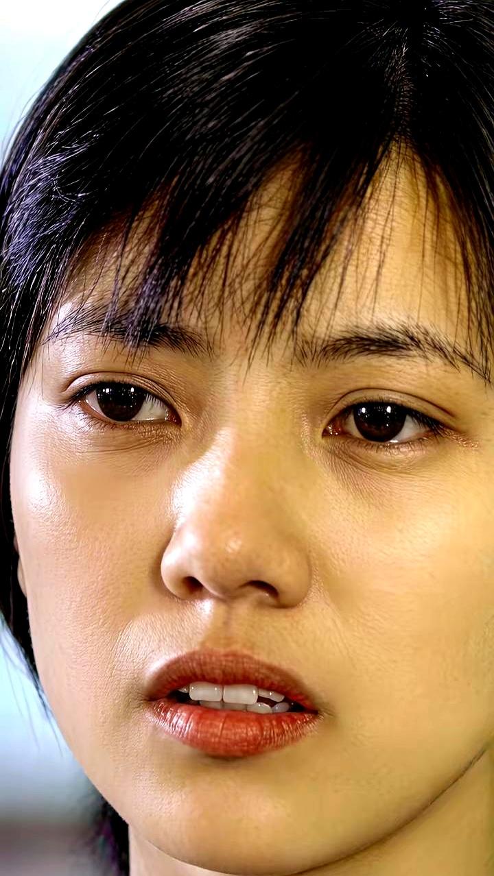 都说高圆圆年轻那会儿，漂亮是真漂亮，但不少人也会顺手补一句：有点土。可说白了，