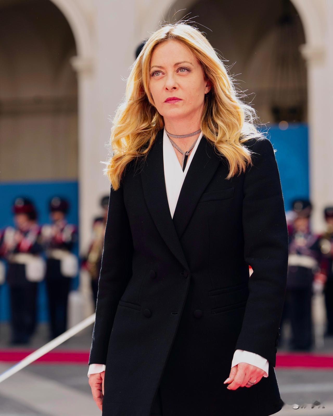 意大利总理梅洛尼今天发文说：“对于昨晚白宫记者晚宴发生的枪击事件，我向特朗普总统