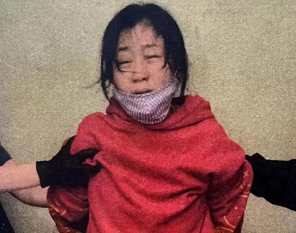 看到一个很无语的事。2005年，卢静与沈琴琴两个人在网上结怨，此后一直在网上各种