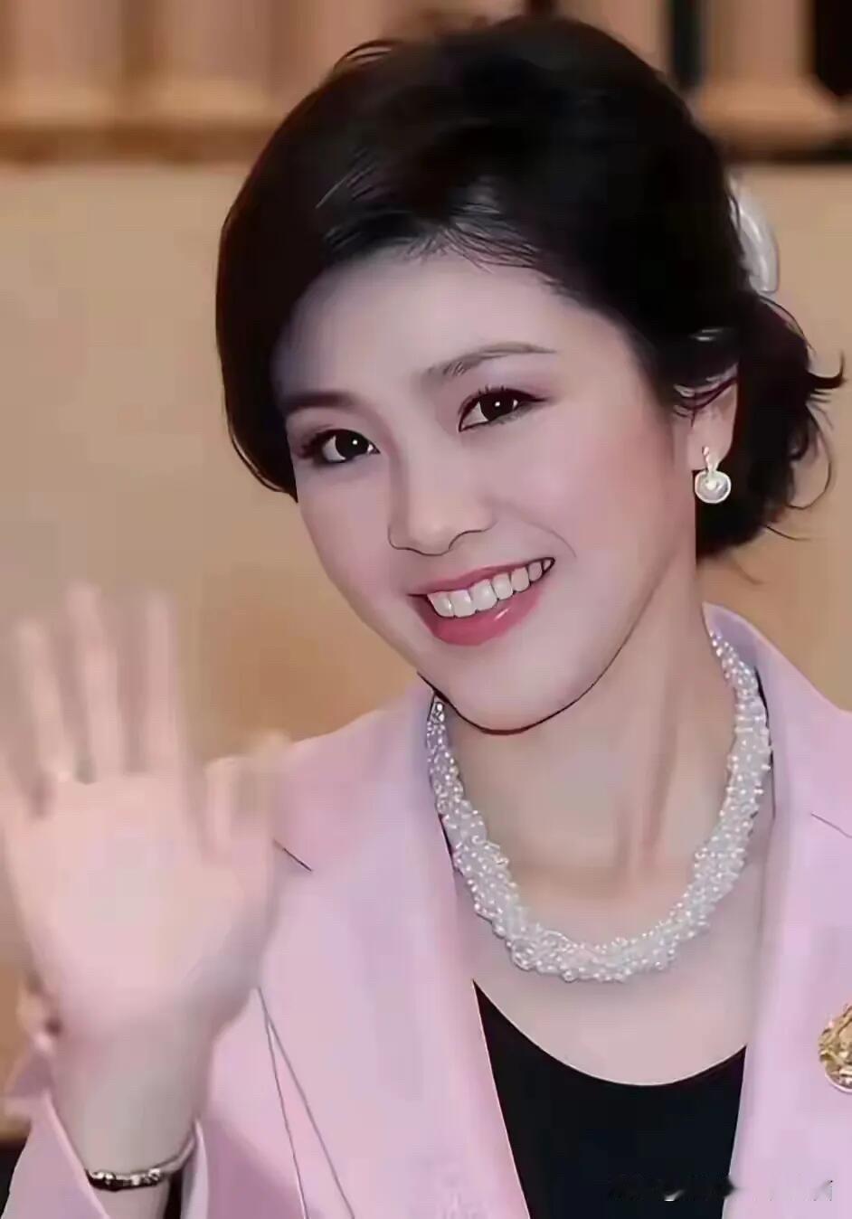她怎么什么妆造都能扛得住，越来越有气质了，年轻时貌美如花，现在是成熟之韵味美，颜