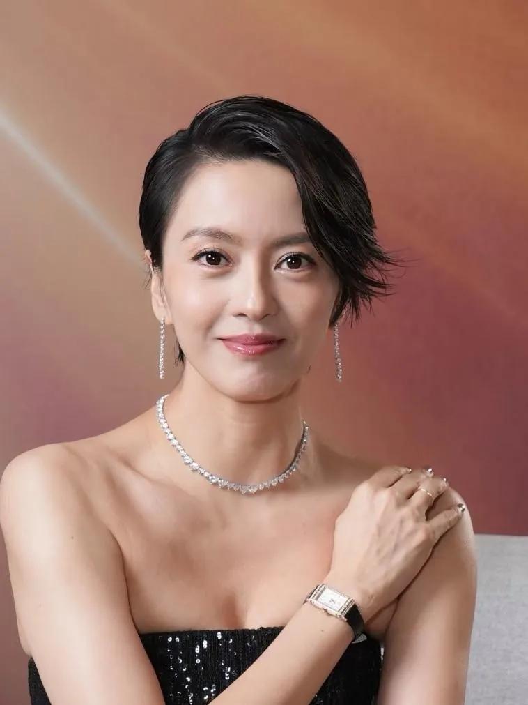 梁咏琪这状态直接杀疯！黑纱亮片裙配短发，52岁把优雅气场焊在身上谁能信梁咏