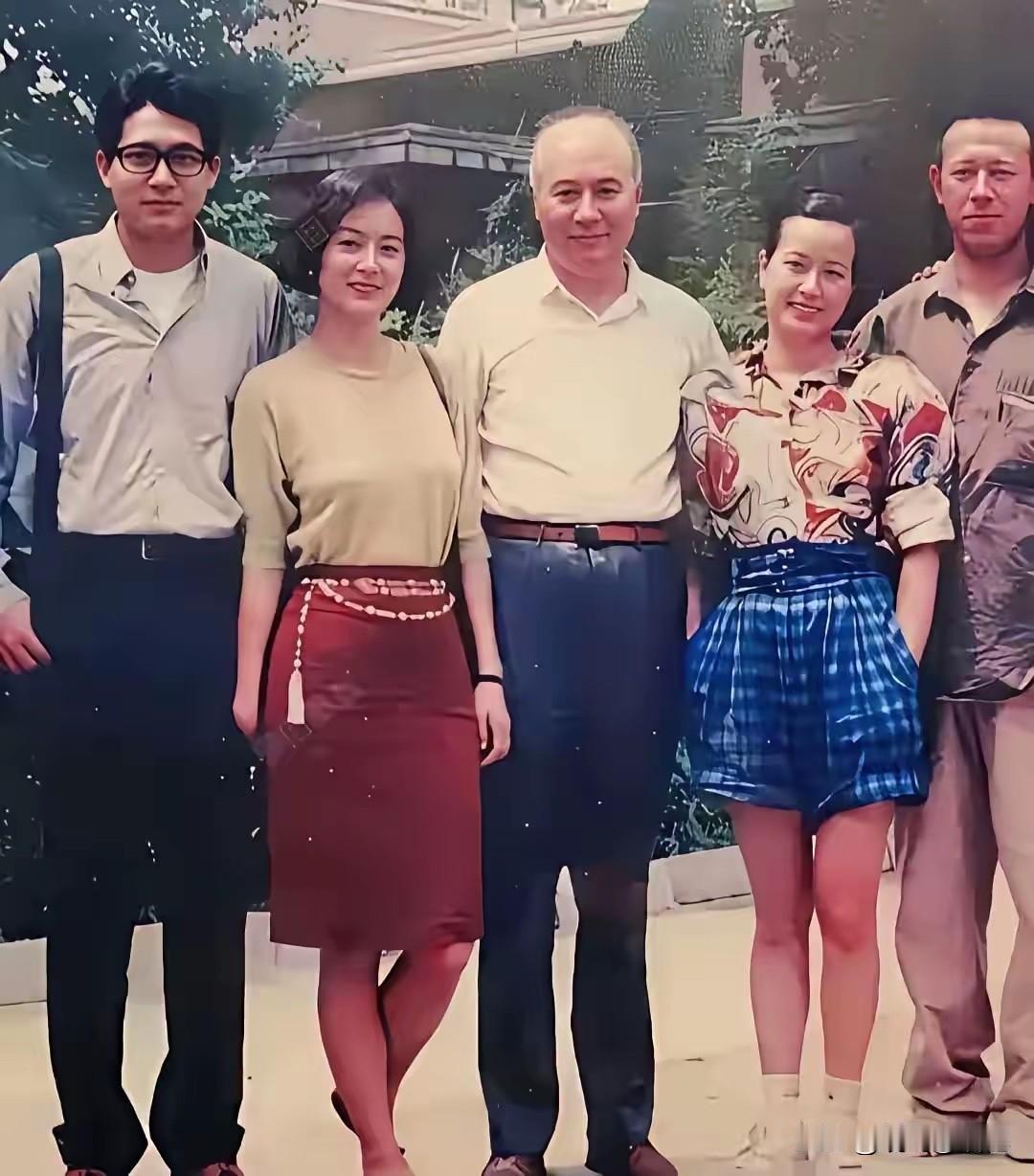 最左边一个人是谁啊