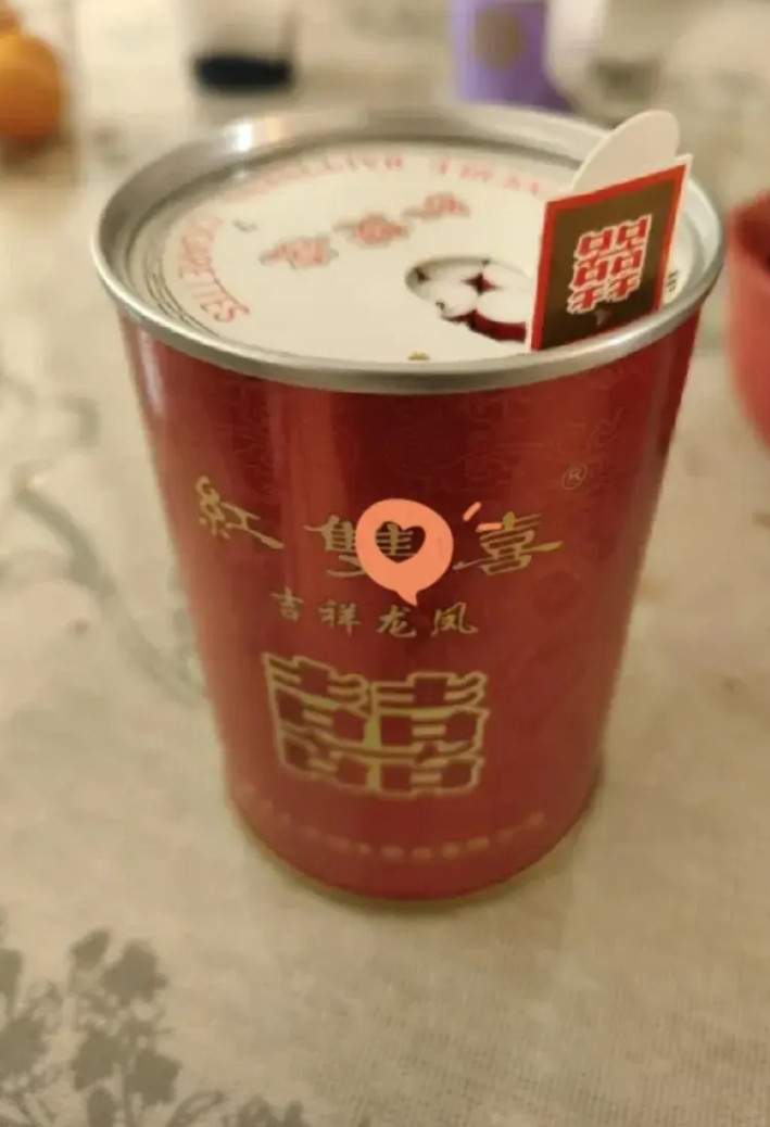 疑？为啥香港能买到罐装香烟，内地却几乎没有？朋友从香港带回的罐装红双喜，罐体喜庆