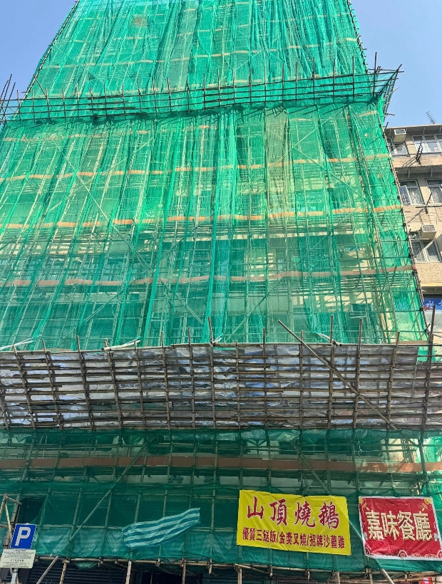 被前男友的香港打工经历整破防了！他现在在香港一家建筑公司做杂工，每天干8小时，月