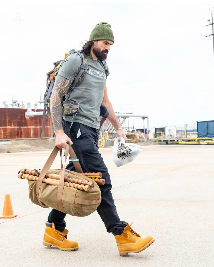 晴天霹雳！#亚当斯赛季报销# 火箭官方宣布，球队中锋史蒂文·亚当斯已成功接受