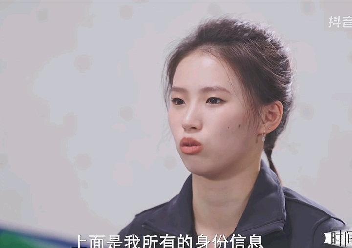 跳水奥运冠军陈芋汐接受水均益采访谈极端饭圈行为带给自己的伤害。陈芋汐谈到自己过