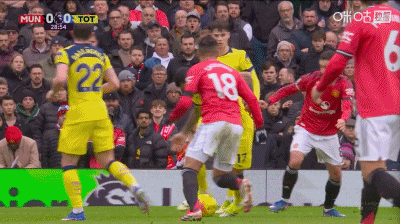 曼联vs热刺风云突变！热刺队长罗梅罗蹬踏卡塞米罗，被红牌罚下这球罗梅罗不应该，作