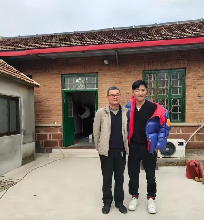 最近，郭晓东夫妇俩风尘仆仆赶回山东临沂老家，专程给父亲上坟，顺带陪母亲过几天温馨