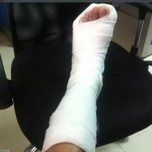 同事这几天总是闷闷不乐，天天往医院跑照顾病号，都以为他至亲病了，计划约着一起去医