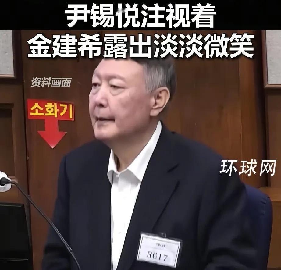 尹锡悦爱妻人设一点没变！时隔9月，尹锡悦夫妇法庭上首次重聚，尹锡悦多次看着金建希