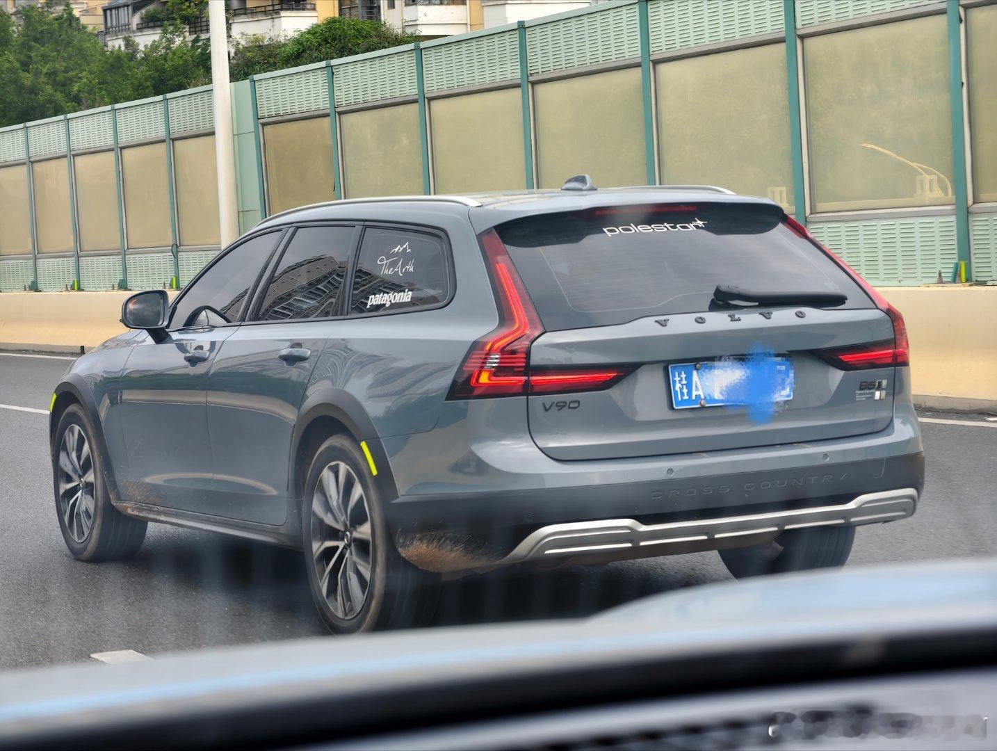 近日路上见闻。除了A6/A4Avant之外，沃尔沃V90也是旅行车的经典形态之