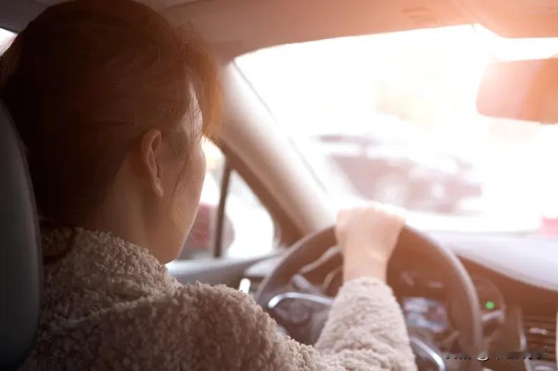 最近“女司机踹保安被扇耳光”的视频火了。事情是女司机因停车纠纷和保安起争执，女司