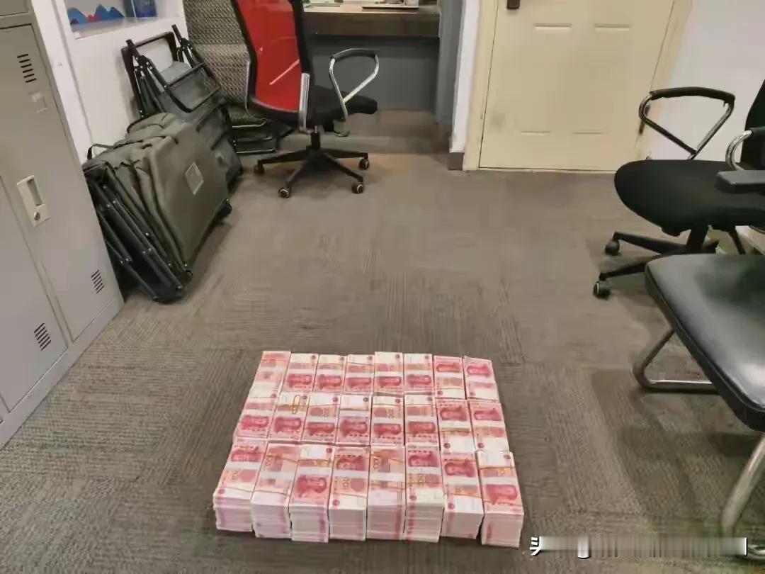 浙江台州，女子到银行预约取款240万，用于外甥订婚的彩礼。银行柜员见女子神色慌张