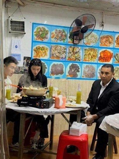 何猷君奚梦瑶澳门小店吃猪骨煲，身着朴素，要不是旁边坐着保镖，还真像是普通情侣约会，他们这么低调的吗？