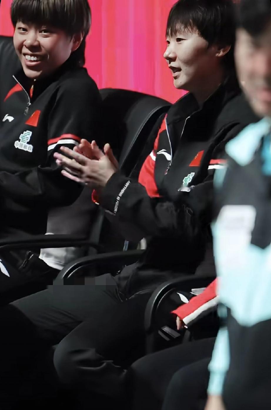 成都混合团体世界杯，坐在场外观看队友比赛的王曼昱，最近几天心情明显好了很多！不