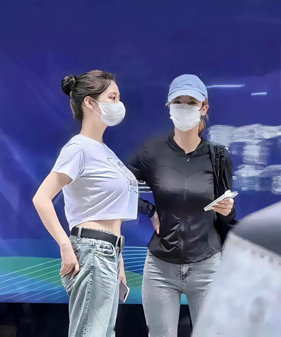 白衣服美发这打扮要分场合吧，她要是晚上去跳广场舞，这穿着还勉强算是合格。这穿着