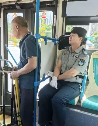 福建厦门，有一名女子跟家人去厦门旅游，发现很多公交车上都配着一名保安员，而且保安