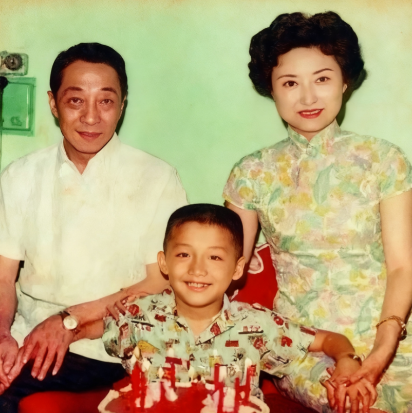 70年代，庾澄庆过生日时和父亲庾家麟、母亲张正芬，一起吹蜡烛，吃蛋糕时，一张温馨