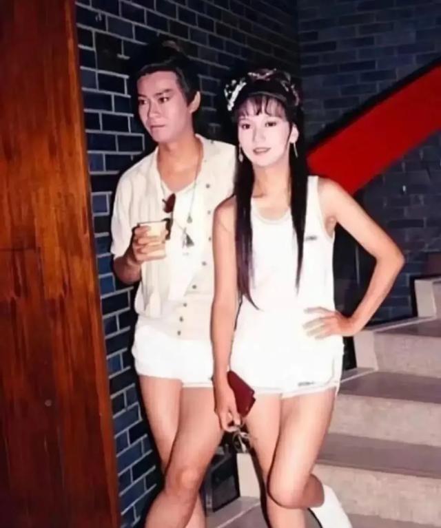 1978年的夏天，郑少秋和赵雅芝在拍戏时的一张合影，两个人穿的清爽自然。郑少秋