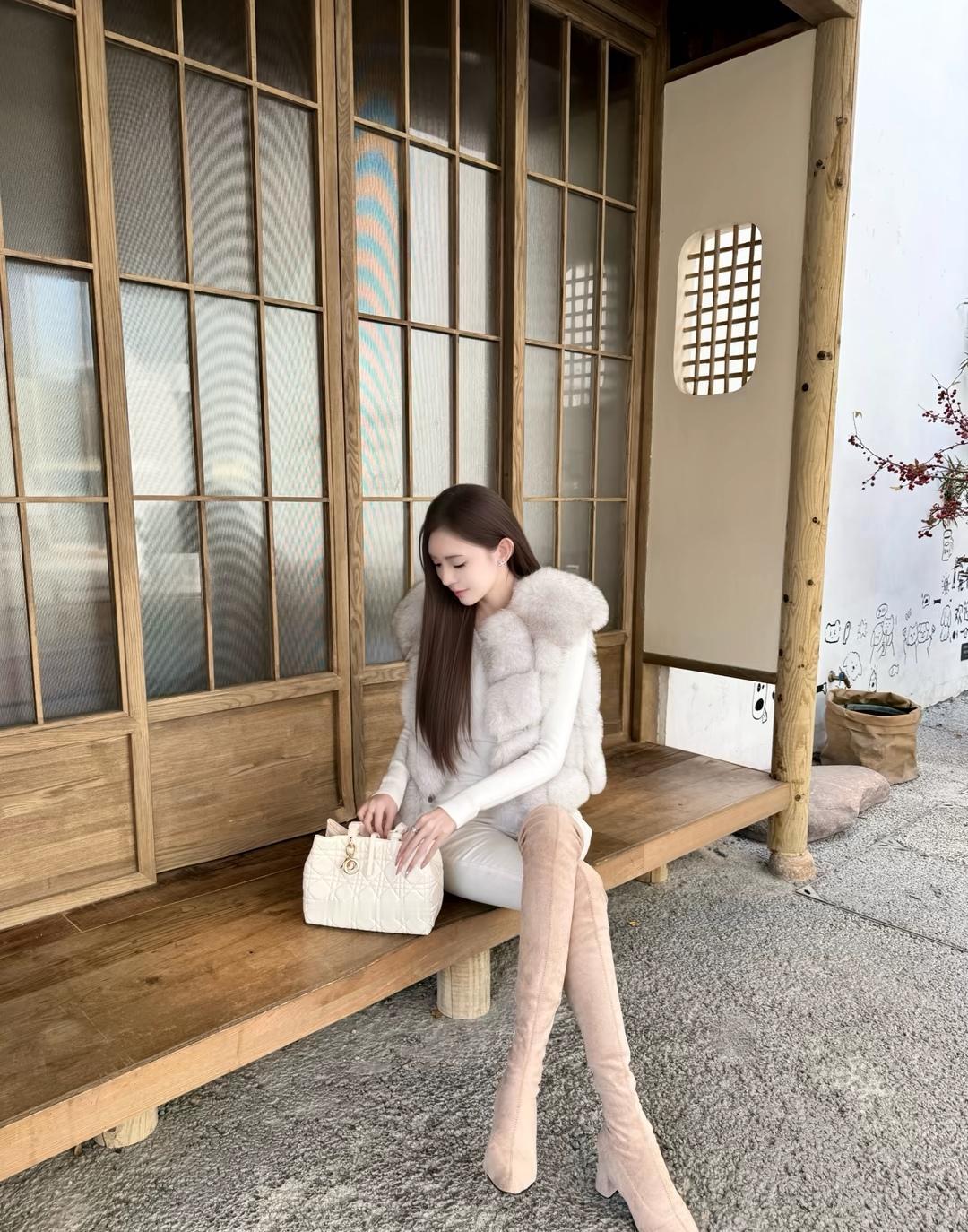 冬日穿搭指南：毛茸茸外套+高筒靴，温暖又时尚！🌟👗👢