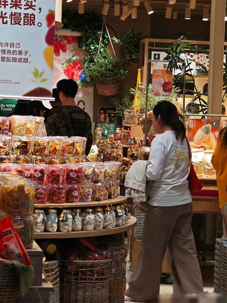 那个满嘴东北大碴子味的“宋仲基”，转眼就给小姑娘背包了？沙溢你快看，你家大儿子安