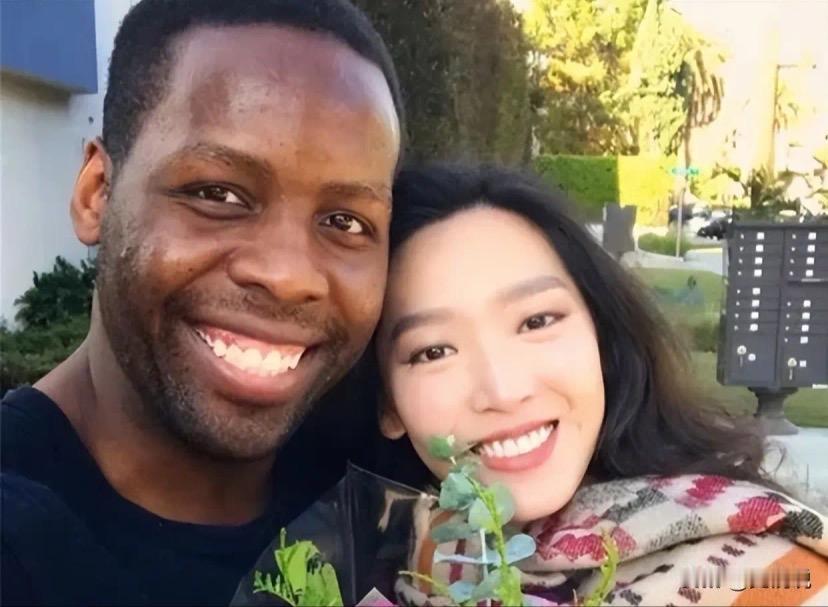 把“双标”玩得太绝了！一边是中国情侣：男生浑身挂满包，像人形货架，还得扫码付