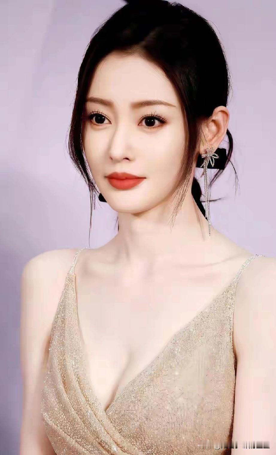 哇塞！张天爱这身香槟吊带裙真是绝了？身材好到我不敢眨眼睛！她穿上亮闪闪的香槟