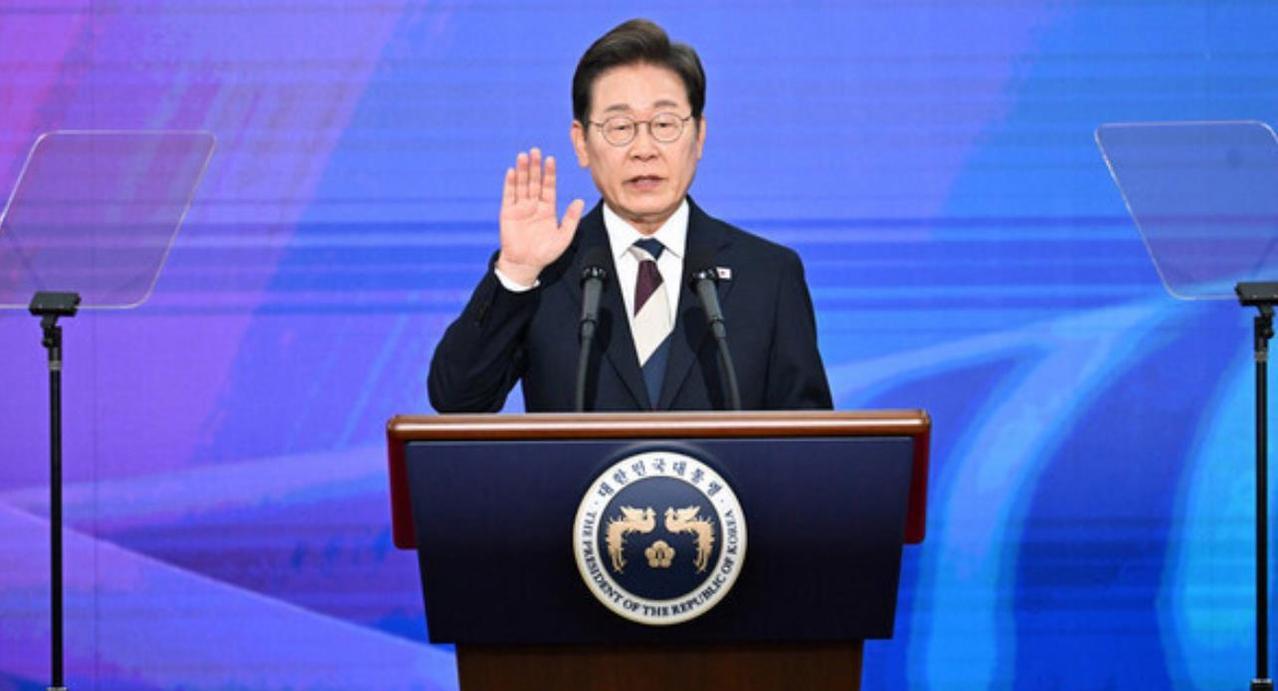 【《韩民族新闻》一篇评论认为：李在明总统真正引以为戒的不是前总统尹锡悦而是文在寅
