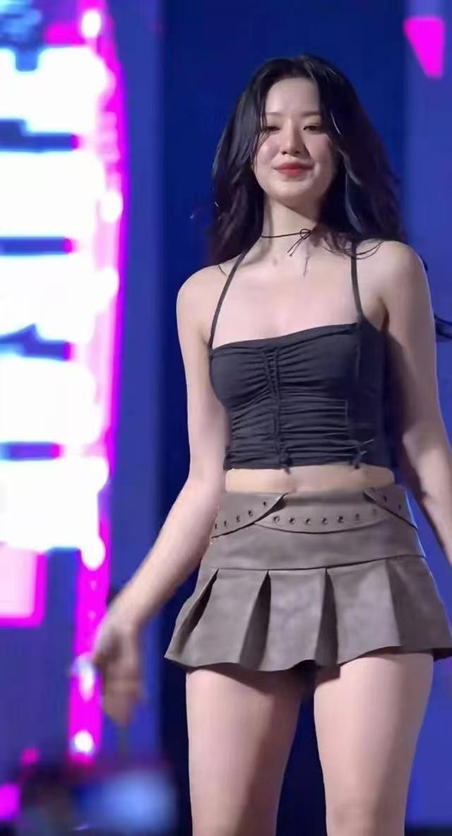 舞台上发光的微胖女孩就是最美的！