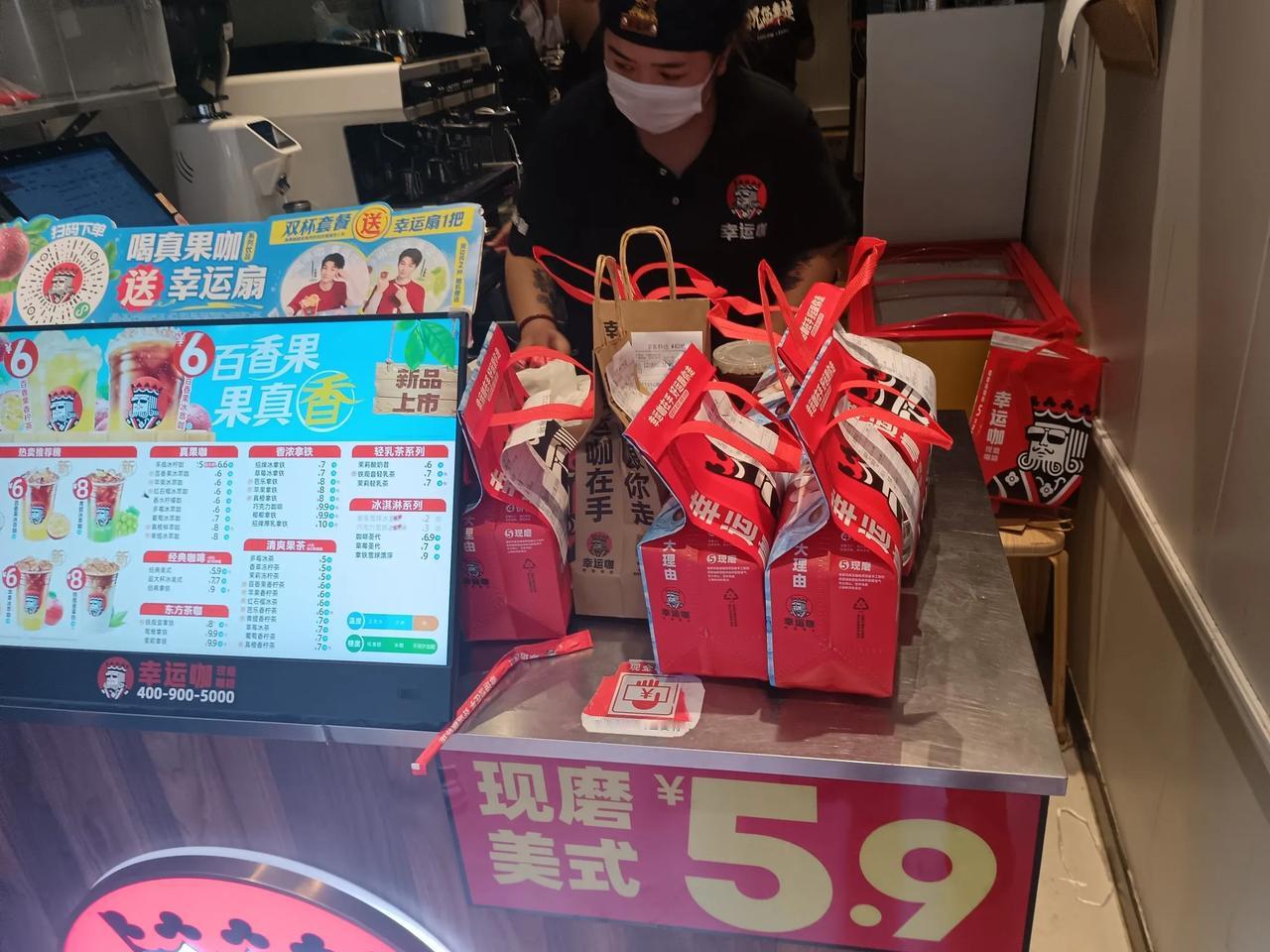 中午休息，顺路去蜜雪冰城买杯喝的，发现柜台上密密麻麻的全是外卖单。清一色京东外