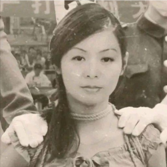 1983年，年仅25岁的“女流氓”翟曼霞跪在刑场等待被枪决，行刑前她突然对着天空