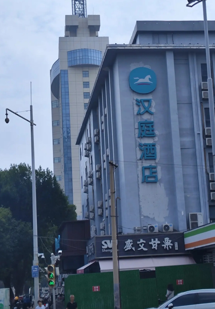 必须交社保了，是降薪还是开除两个员工呢？我爸开了一个宾馆，员工就5个人！开个宾