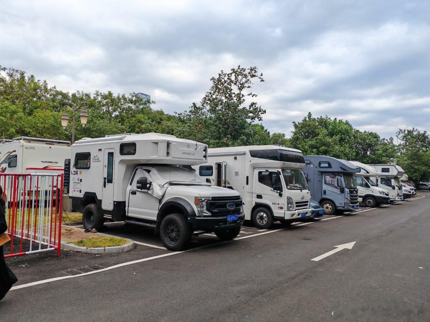 这里停了好多房车，我看有人用凉水洗头，