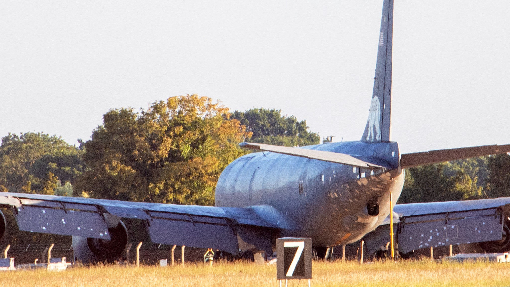 🔻一架之前遭受伊朗袭击的美国KC-135R从中东地区返回英国米尔登霍尔基地
