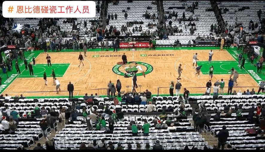 哪个NBA球星的打法最丑陋？1、詹姆斯哈登夹着对手的胳膊突破，詹姆斯连连摊手抱