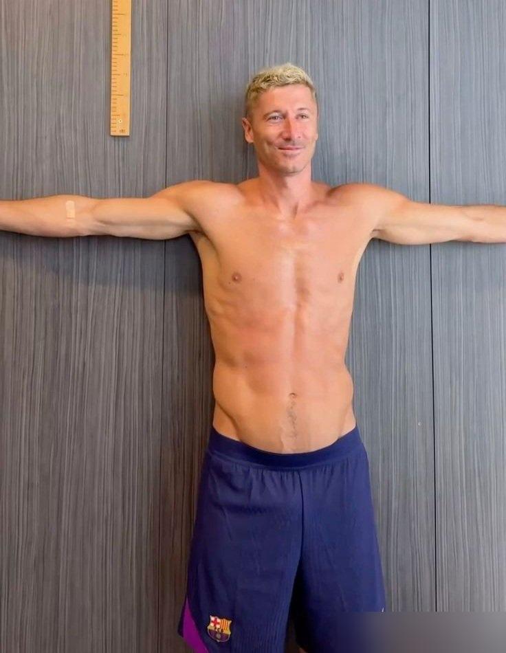 莱万拒绝1亿欧年薪，甘愿拿1000万欧给巴萨当替补，结果脸都被打肿了。这老