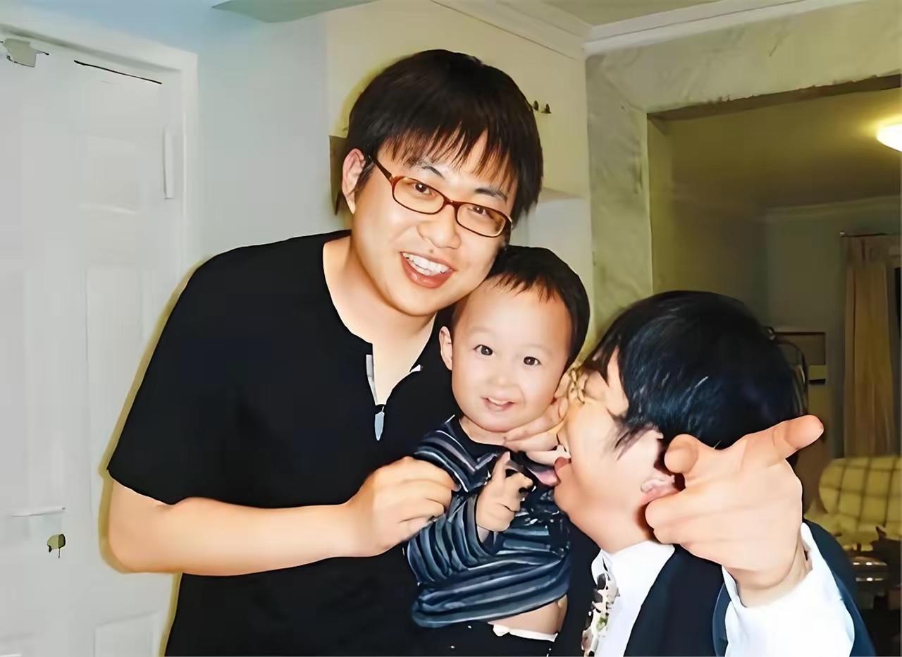 聂卫平的大儿子孔令文，在父亲告别仪式后沉默良久，最终叹了一句：“我爸撑到了两个儿