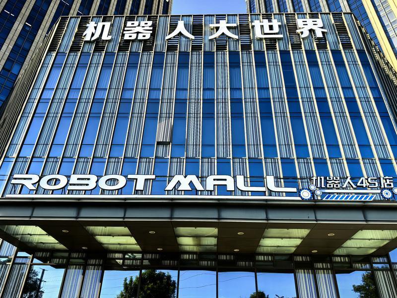 去了趟人形机器人4S店，体验感那叫一个新奇。一进店，就有机器人店员热情招呼，动