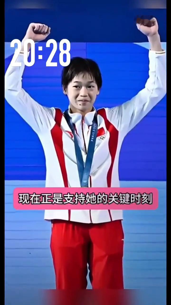 全红婵终于坦白了，这位一向低调的运动员如今正站在事业的关键路口。在最新评选中，她