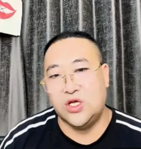 杨总与瞿姐姐弟俩直播，直播间1千多人！瞿姐问杨总：为啥大红嘴巴中间有个叉呀？