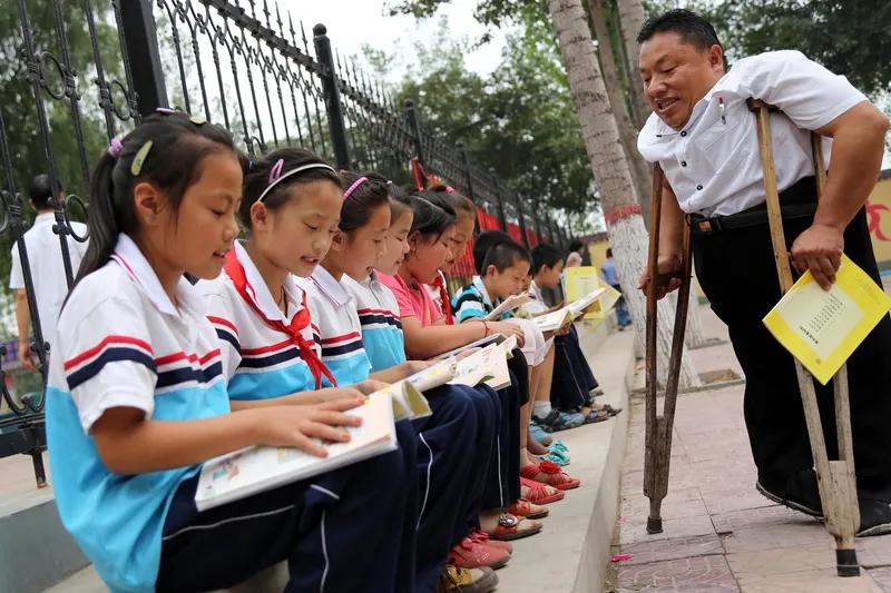 四十九岁的韩老师已经是正高级教师了，我惊异于他的职称晋升之快，有的老师到了他这个