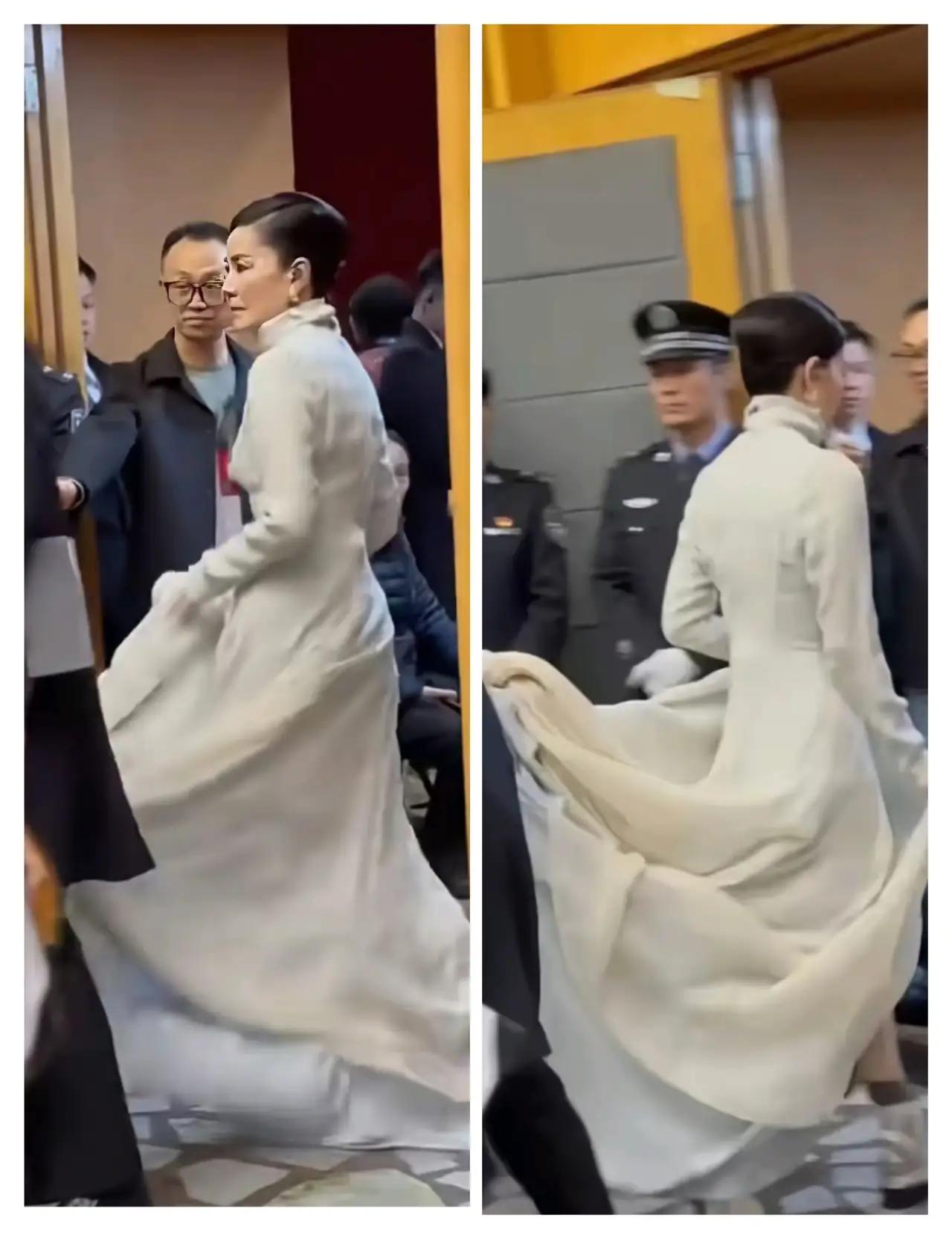 王菲春晚彩排路透来了！不知道大家发现没有，她既没有像别人一样做指甲，也没有妖