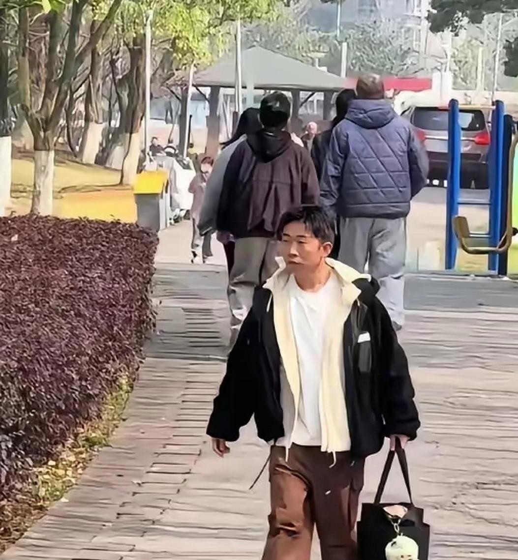何炅在《你好星期六》直接放话：杨迪和魏大勋再闹下去，好六街的地板都要被笑裂了。这边话音刚落，那边夏之