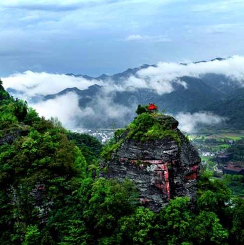 名山游览：安徽齐云山天下无双仙境，江南第一名山。天门眺望胜景，云海翻涌