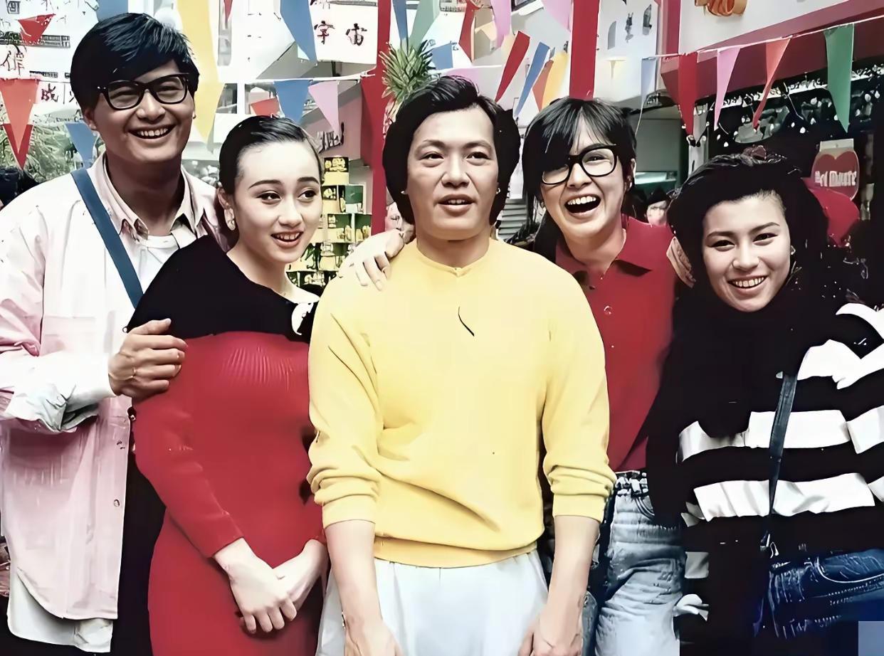 左一周润发，左二利智，右一罗美薇，右二王祖贤，最中间这位大佬是谁？像是陈奕迅，