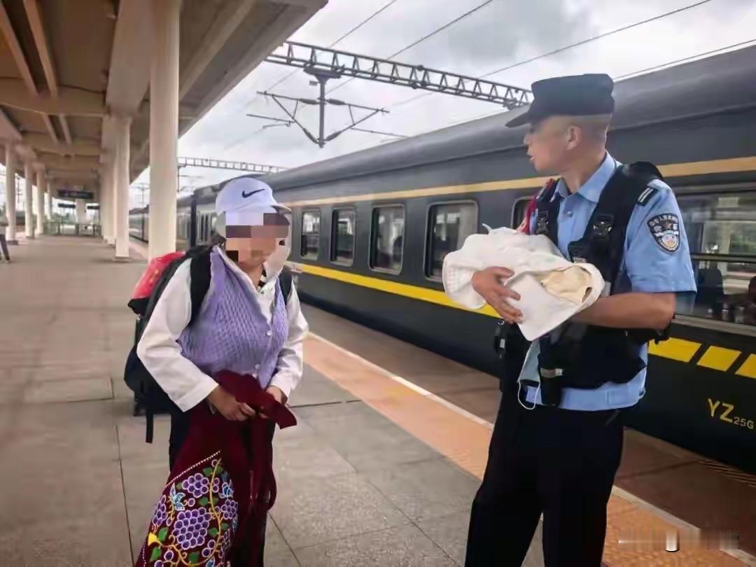 车站突现紧急警情，有人报警称满月宝宝被保姆私自带走，一趟列车牵动两地民警快速行动