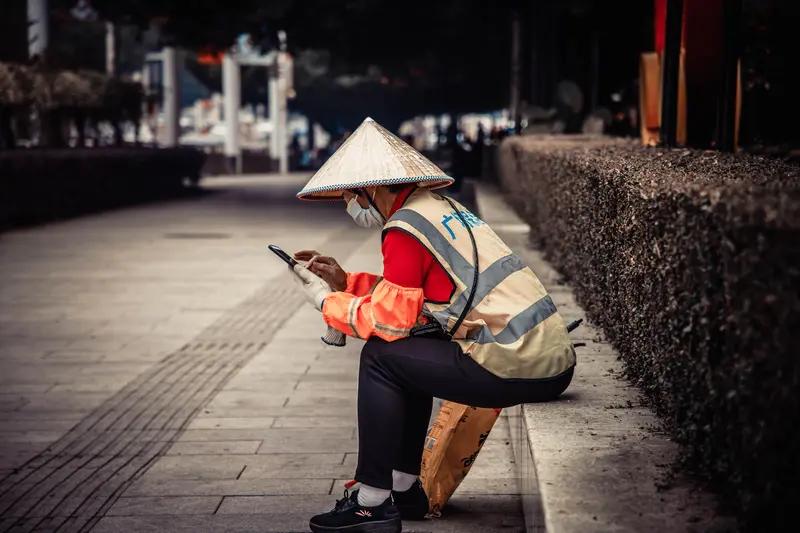 医院收费员上班玩手机这事，可真是让人无语。2月17日，四川省蒲江县中医医院回应了