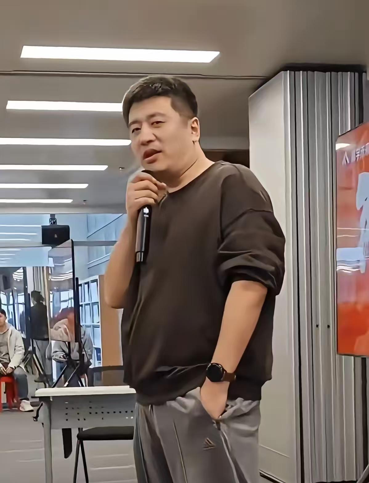 我同事老公刚好在张雪峰公司上班，今天突然就说老板走了，太突然了！他说，老张这个人